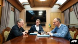 Emanuel Macron (președintele Franței), Friedrich Merz (cancelarul Germaniei) și Keir Starmer (premierul Marii Britanii), în drum spre Kiev. 