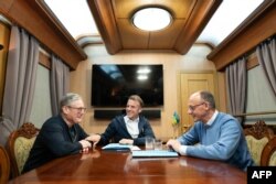 Канцлер Нямеччыны Фрыдрых Мэрц, прэзыдэнт Францыі Эманюэль Макрон, прэм’ер-міністар Вялікай Брытаніі Кір Стармэр у цягніку па дарозе ў Кіеў