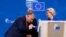 Прем'єр-міністр Угорщини Віктор Орбан цілує руку президентці Єврокомісії Урсулі фон дер Ляєн після спільної пресконференції. Брюссель, 20 грудня 2024 року