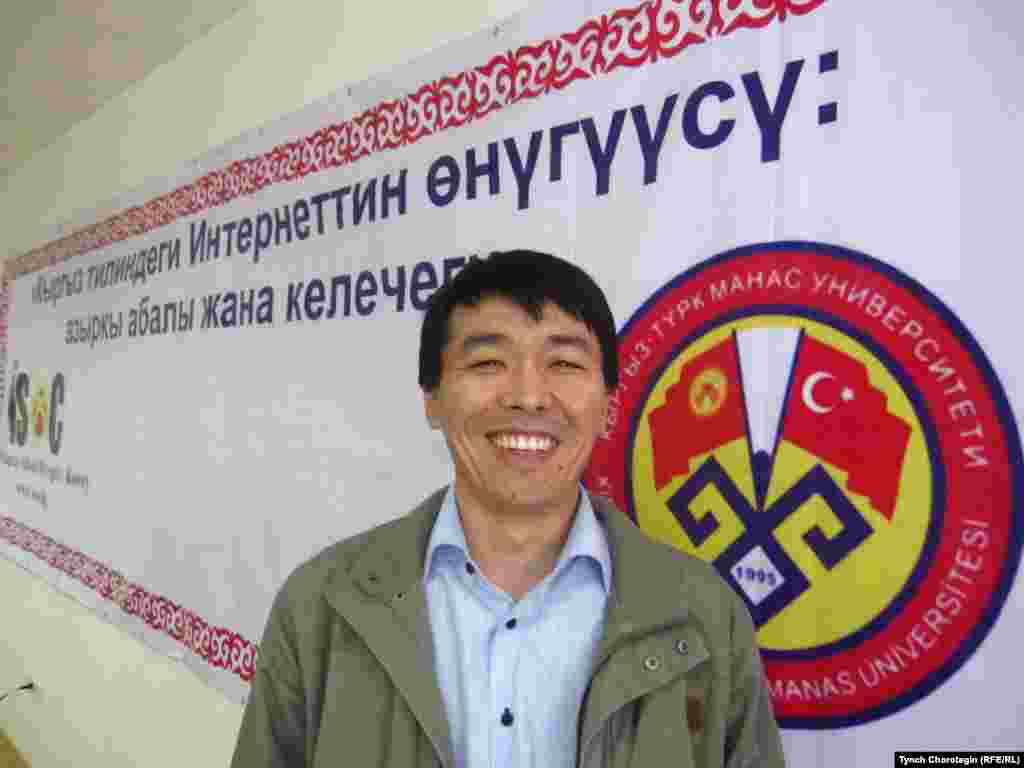 Ала-Тоодогу эстен кеткис Википедия жумалыгы (28.3.-03.4.2011.)  No 6. - Кыргызча bizdin.kg интернет барагынын негиздөөчүсү Чоробек Сааданбеков. Бишкек, 30.3.2011.