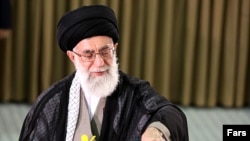 آیت‌الله خامنه‌ای به هنگام رأی دادن در دقایق ابتدایی اخذ رأی در روز جمعه