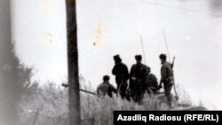 Aksiyaçıların sərhəd boyunca keşik postları qurduğunu görən sovet əsgərləri  öz mövqelərini bərkidirlər.