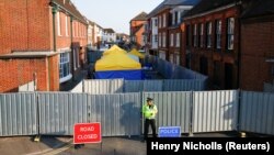 Будинок в Еймсбері, де знайшли отруєних британців, відгородили, коли стало відомо, що ті отруїлися «Новачком»