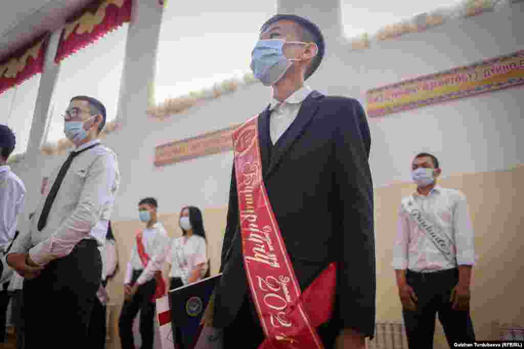 Бишкектеги айрым муниципалдык мектептерде азем гигиеналык эрежелерди сактоо талабы менен уюштурулду.