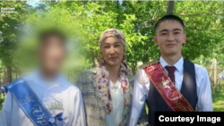 Бакыт Базарбаев мектепти бүтүп жаткан учуру, апасы менен.