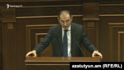 Министр финансов Вардан Арамян в парламенте, Ереван, 6 декабра 2016 г. 