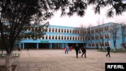 Aşgabatda bir mekdep. Illýustrasiýa suraty. Arhiwden alyndy.