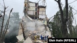 Разбураны пад’езд у Кіеве пасьля начной атакі 31 ліпеня 2025 году