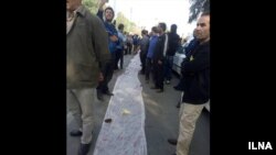 به دنبال چند روز اعتراض و راهپیمایی کارگران گروه ملی صنعتی فولاد ایران،‌ استاندار خوزستان گفت: حقوق آذر کارگران پرداخت خواهد شد.