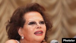 Клаудия Кардинале на пресс-конференции в Ереване. 12 июля 2010 г.  