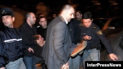 На следующий день «стороны» позвали дискутировать в телекомпанию «Кавкасиа». Здесь уже экстремисты просчитались, ворвашись в прямой эфир и побив журналистов, в том числе главную звезду компании – Давида Акубардиа