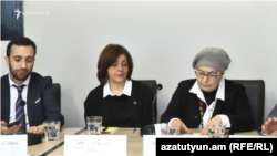 Դանիել Իոաննիսյանը (Ձ), Սոնա Այվազյանը (Կ) և Լարիսա Ալավերդյանը սահմանադրական հանրաքվեի շուրջ քննարկմանը։