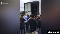 Россия - Очередь за армянскими абрикосами в Москве, 18 июля 2020 г.
