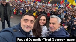 Ana Maria Gavrilă, la un protest, flancată de George Simion, președintele AUR și câștigător al primului tur al prezidențialelor din 4 mai 2025, și de fostul candidat la alegerile prezidențiale din 2024, anulate între timp, prorusul Călin Georgescu.