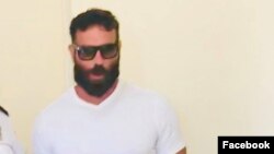 Դեն Բիլզերյանը հայկական անձնագիր ստանալիս, Երևան, 27-ը օգոստոսի, 2018 թ․ 