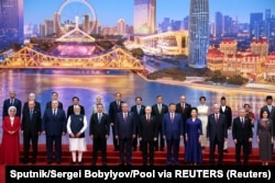 Очільники країн Шанхайської організації співробітництва (ШОС) разом із президентом Китаю Сі Цзіньпіном на саміті у Тяньцзіні. Китай, 31 серпня 2025 року