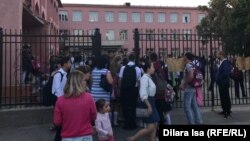 Во дворе школы № 20 в Шымкенте. 1 сентября 2018 года. 