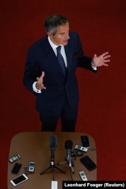 نشست خبری مدیرکل آژانس در فرودگاه وین