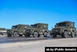 Фота з рэпэтыцыі параду да 9 траўня на аэрадроме Ліпкі пад Менскам. Бачныя аўтамабілі «Лінза» з замазанымі нумарамі. Фота: SB.BY — Беларусь сегодня, 3 красавіка 2025 году