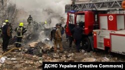 Рятувальники працюють на місці ракетного удару по Полтаві, 1 лютого 2025 року. Фото ілюстративне