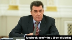 Данілов: над виборчими дільницями на Донбасі мають вивісити українські прапори