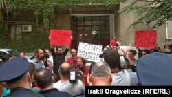 Накалила ситуацию акция протеста, организованная перед входом в конференц-зал молодежными организациями