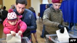 Голосування на одній з виборчих дільниць у Києві. 25 жовтня 2015 року