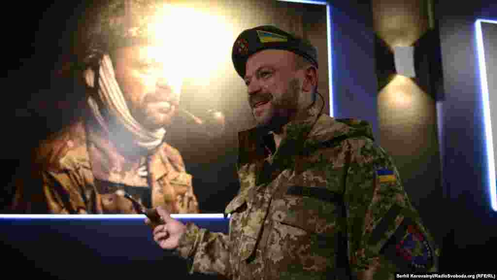 Віктор показує ту саму люльку, з якою він позував для репродукції картини Вінсента ван Гога &laquo;Автопортрет із відрізаним вухом і люлькою&raquo;