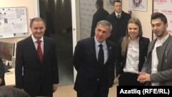 Барс-Медиа җитәкчесе Камил Гәрәев (с), президент Рөстәм Миңнеханов, "Татар радиосы" җитәкчеләре Динә Гәрәева һәм Айваз Садыйров 