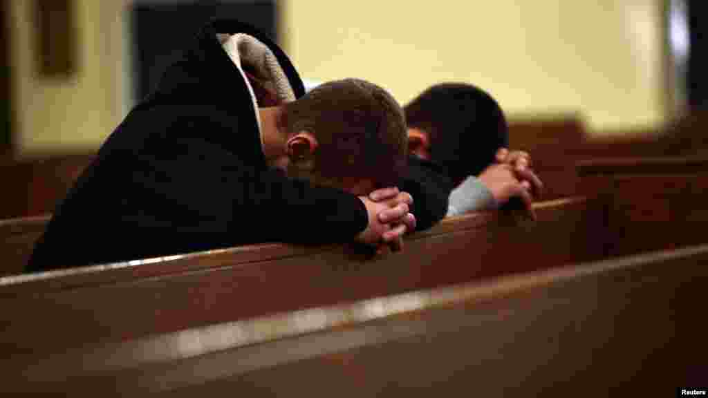 &nbsp;Окуучулардын жакындары чиркөөдө. 