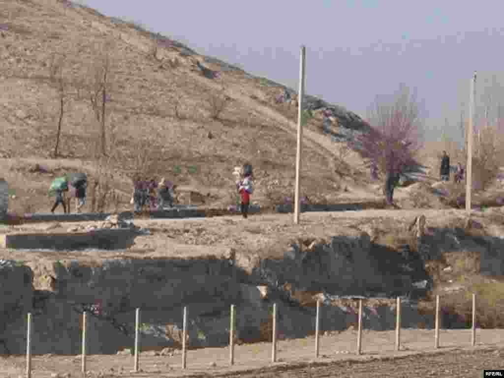 Ўзбек-қирғиз чегараси расман ëпилгач¸ ўзаро ўтди-қайтди айланма йўллар орқали қизий бошлади. - Ўзбек-қирғиз чегараси 26 майдан бошлаб расман ëпилгач¸ ўзаро ўтди-қайтди айланма йўллар орқали қизий бошлади.