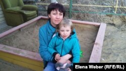 Теміртаудағы "Менің үйім" дағдарыс орталығында қызымен тұрып жатқан  Валентина Суглобова. 16 сәуір 2016 жыл. 