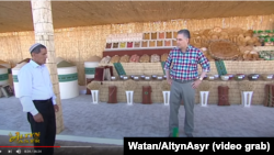 Кадр из репортажа государственного телевидения Туркменистана о визите президента Гурбангулы Бердымухамедова в Туркменабад. Местные чиновники отчитались об обеспечении изобилия продуктов в регионе. Лебапский велаят Туркменистана, 8 июня, 2020.  