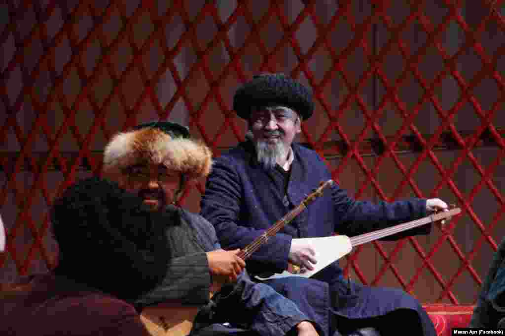 Элмирбек Иманалиев Токтогул Сатылганов атындагы Кыргыз улуттук филармониясынын эмгек жамааты менен Токтогул Сатылгановдун 150 жылдыгына арналган гала-концертке даярдануу маалында. 7-апрель, 2014-жыл.