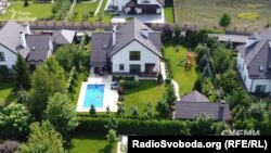 За словами Омеляна, жити у вказаному маєтку його родина почала від червня 2017 року