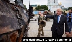 Борис Джонсон під час відвідин виставки знищеної російської військової техніки та озброєння на Михайлівській площі у Києві, 17 червня 2022 року