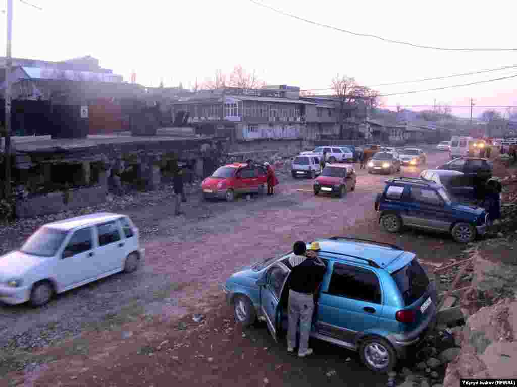 Навои көчөсүндөгү көпүрө бузулганы Кара-Суу көчөсүндө кыймыл жанданды.