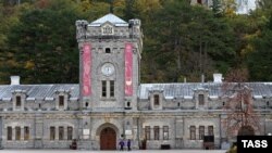 Вид на стару будівлю основного комплексу винзаводу «Масандра». Ялта, Крим, архівне фото