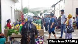 Кедендегі өткізу пункітіне жақын көшедегі сауда.