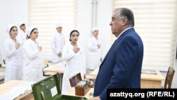 Президент  Эмомали Рахмон медициналык университеттин жаңы корпусунун ачылышы маалында. 24-октябрь 2025-жыл