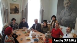 Сөйләшү чәй өстәле янында дәвам итте