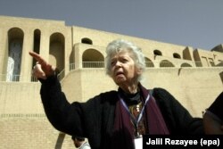 Америкалык тарыхчы Нэнси Хэтч Дюпри айым Герат сепилинин оңдолуп, кайра ачылыш аземи маалында. 16.10.2011.