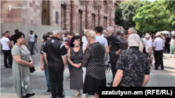 Кашатагцы перед зданием правительства, 9 июля  2021 г․