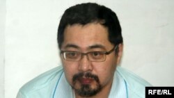 Ермек Нарымбаев, активист оппозиции, на скамье подсудимых. Алматы, 21 июня 2010 года.