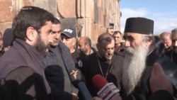 Կարգալույծ հռչակված քահանան հրաժարվում է դուրս գալ Հովհաննավանքից 