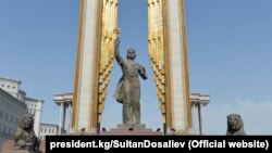 Памятник Исмоили Сомони в центре столицы 