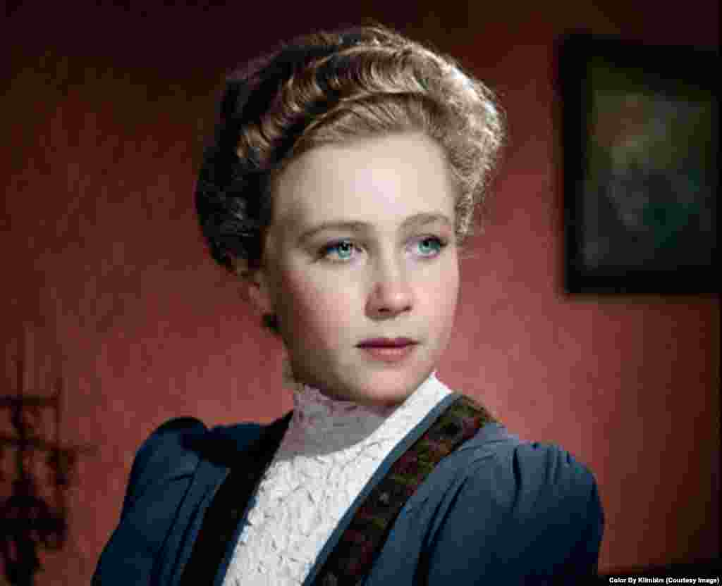 Советская и российская актриса театра и кино Ия Саввина, сыгравшая главную роль в фильме &quot;Дама с собачкой&quot; по одноименному рассказу А.П.Чехова. 1960 год.