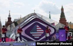 “Интервидение” танловига 100 кун қолганини нишонлашга бағишланган тадбир. Артистлар АҚШ байроғи акс эттирилган экран ёнида ўз санъатларини намойиш этмоқда. 2025 йил 12 июнь.