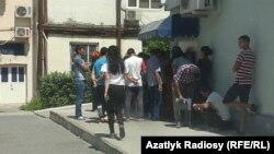 Очередь к банкомату в Ашгабате. Иллюстративное фото.