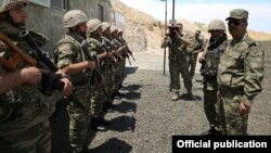 Министр обороны Азербайджана Закир Гасанов на передовой, 2 июня 2017 г․